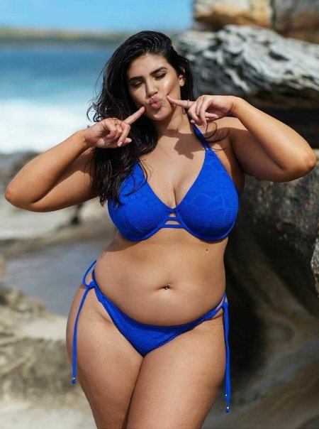 Латисия Томас модель Plus в купальнике