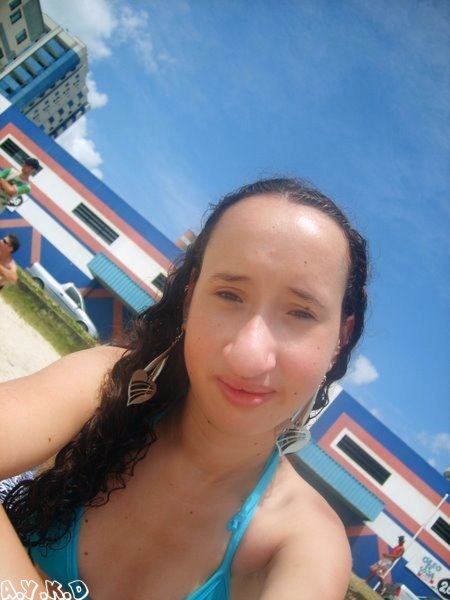 Огромный нос у девушки