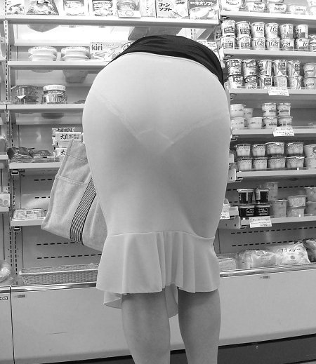 Попки женщин в магазине