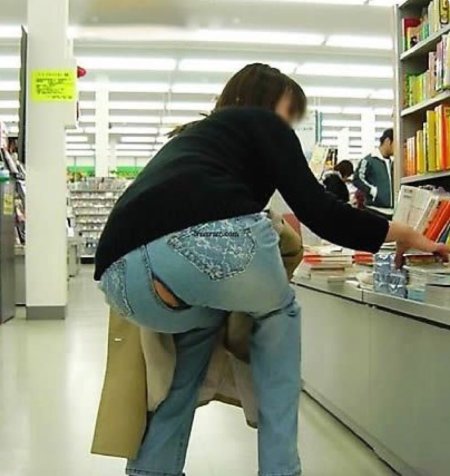 Девушка нагнулась в магазине