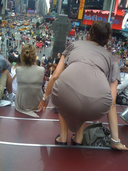 Женщина с большой попой в магазине