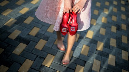 Девушка босиком