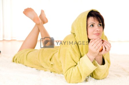 Девушка в халате босиком