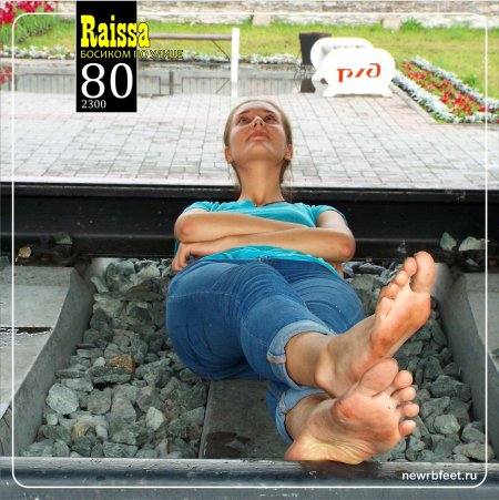 Босые девушки в метро