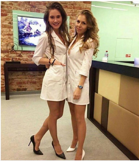Красивые девушки в медицинских халатах