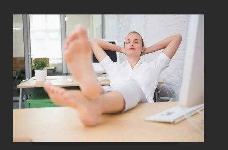Босые ноги на столе в офисе