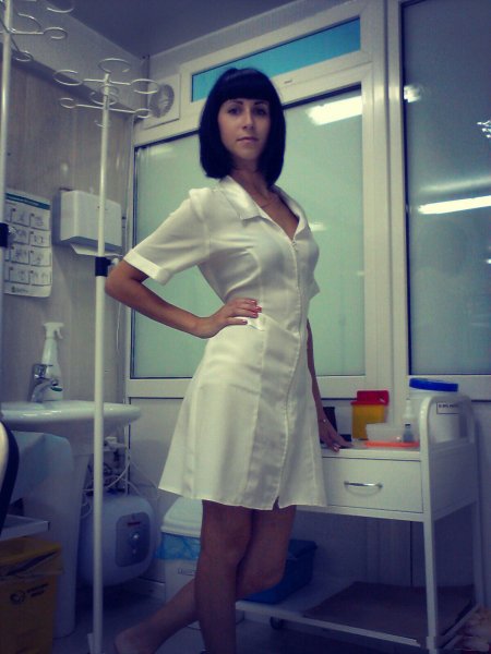 Медсестра в коротком халатике