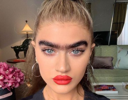 Греческая модель с бровями