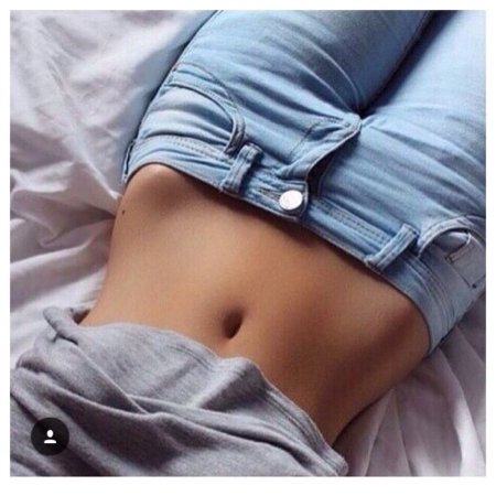 Красивый женский животик