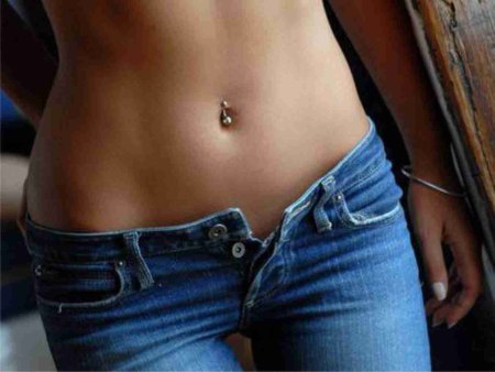 Девушка с пирсингом в пупке