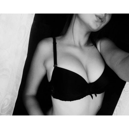 Девушки в черных лифчиках