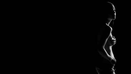 Девушка на темном фоне