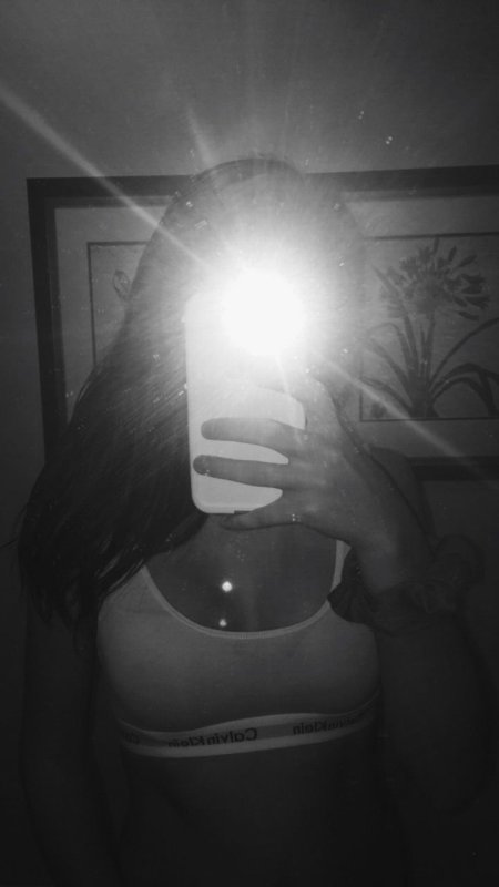 Девушка без лица у зеркала ночью