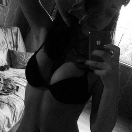 Девушка в лифчике без лица