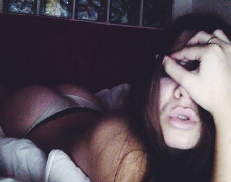 Брюнетка селфи