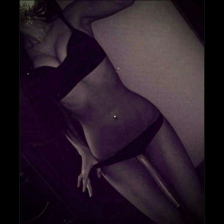 Девушка в Нижнем белье в темноте