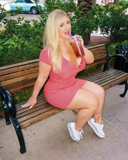 Austin Taylor в платье