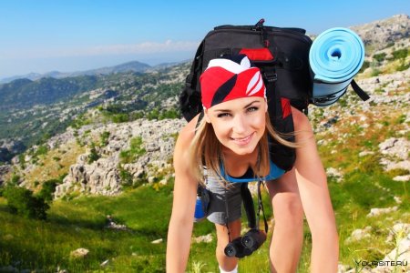 Девушка турист в горах