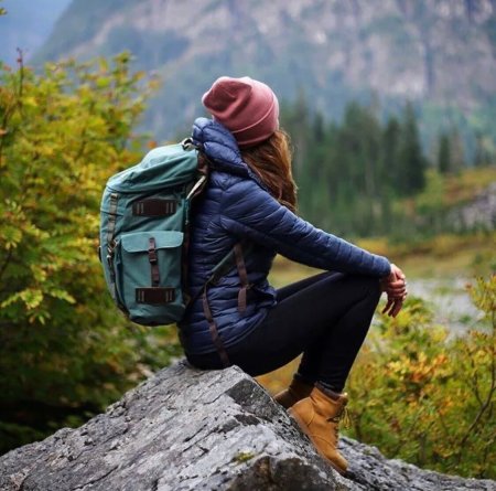 Девушка с рюкзаком в горах