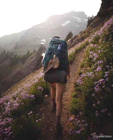 Девушка в горах