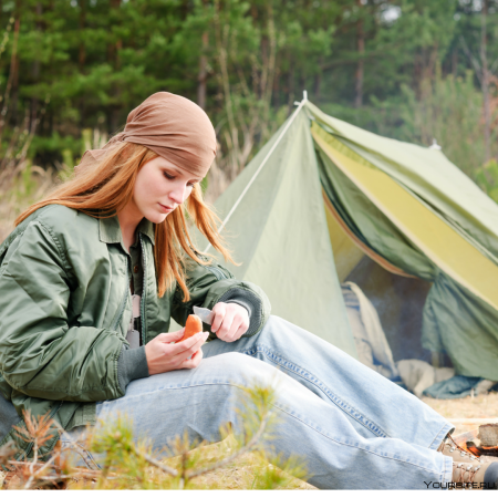 Красивая девушка в походе