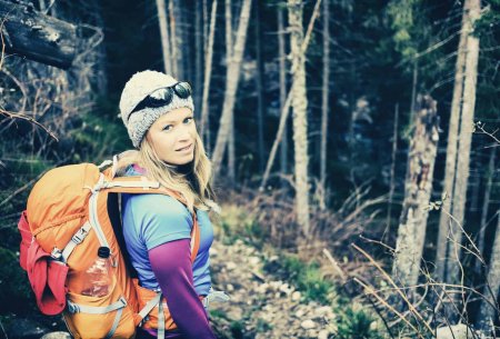 Девушка в лесу туризм