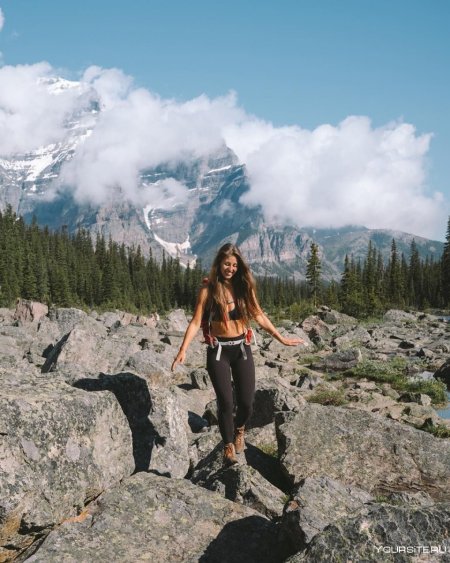 Красивая девушка в горах