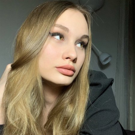 Девушка и женщина