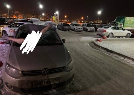 Женщина упавшая на машину