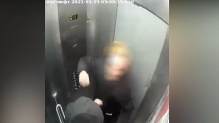 Девушку зарезали в лифте