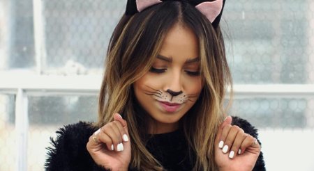 Девушка с кошачьими ушами