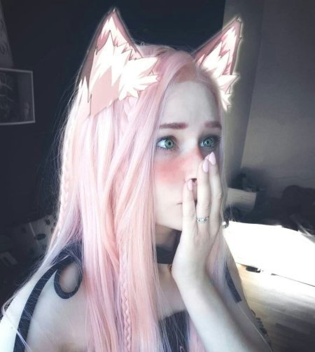 Девушка в ушках