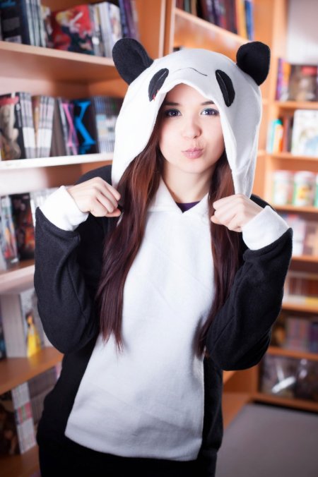 Девушка в костюме панды