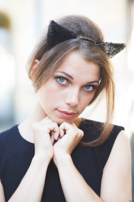 Девушка с кошачьими ушками