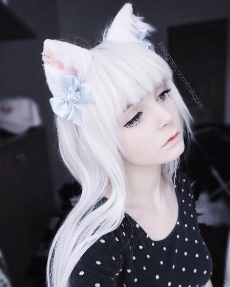 Девушка с кошачьими ушками