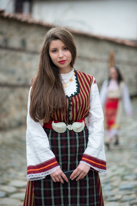 Девушка в болгарском костюме
