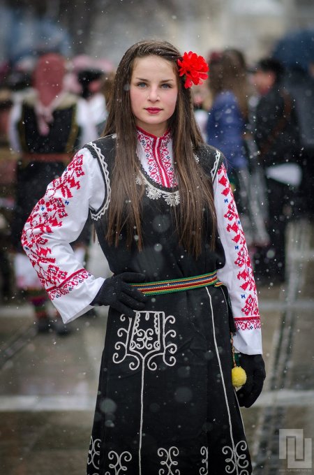 Болгарские девушки в народных костюмах