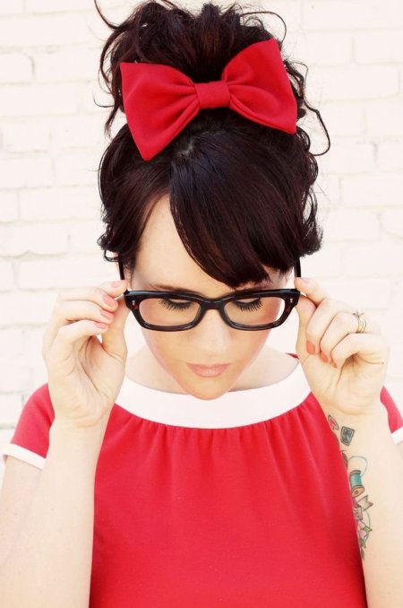 Девушка с бантиком на голове