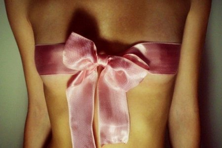 Девушка с бантом на теле