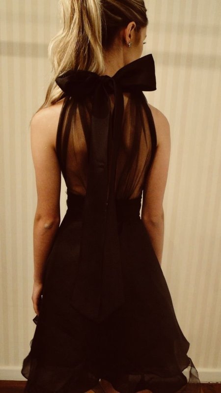 Девушка в черном платье со спины