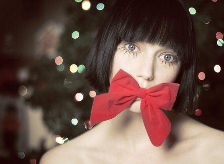 Девушка под елкой