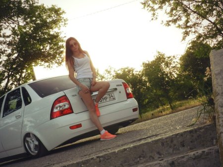 Девушка у белой Приоры