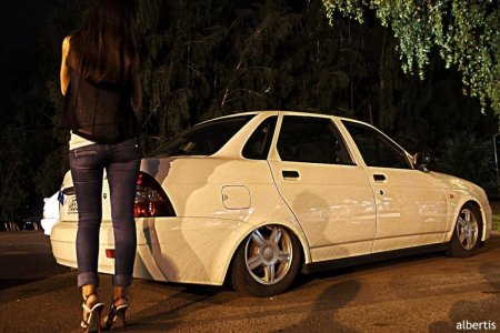 Девочка возле Приоры