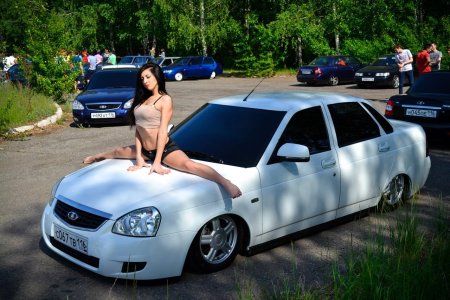 Красивые девушки и Приора