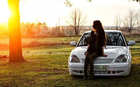 Девушка рядом с белой приорой