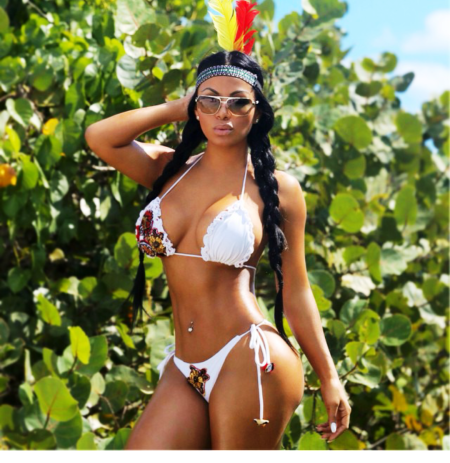 Долли Кастро в купальнике