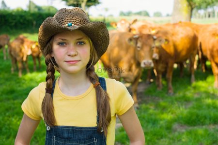 Девушка на ферме