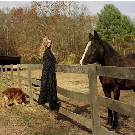 Девочка на ферме