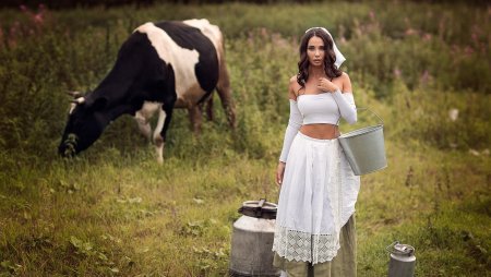 Анна Шувалова доярка