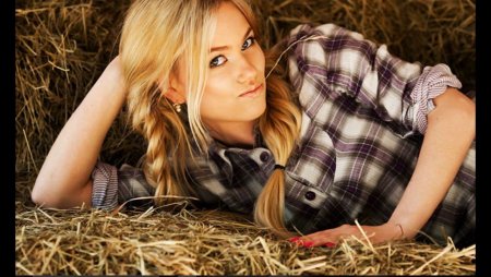 Красивые девушки в деревне